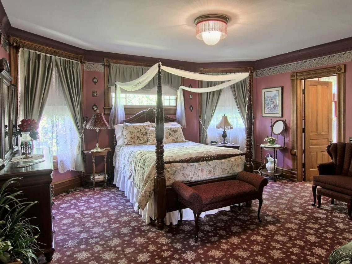 Bellaire Grand Victorian B&B Inn חדר תמונה