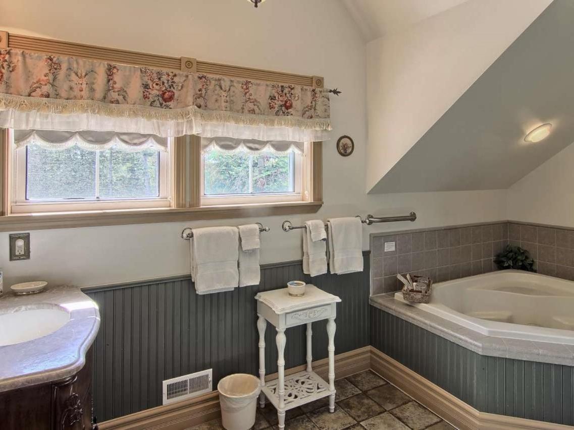 Bellaire Grand Victorian B&B Inn חדר תמונה