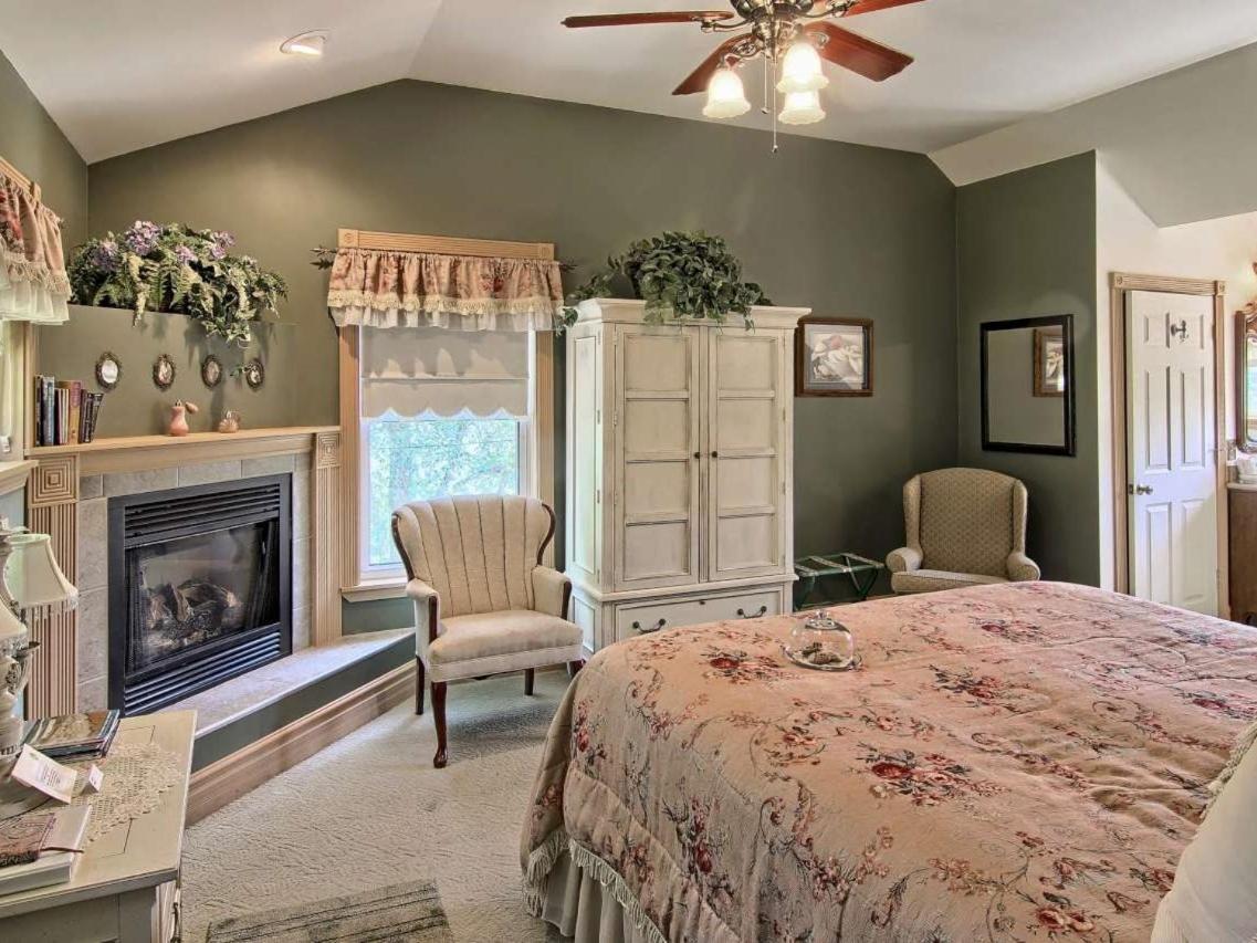 Bellaire Grand Victorian B&B Inn חדר תמונה