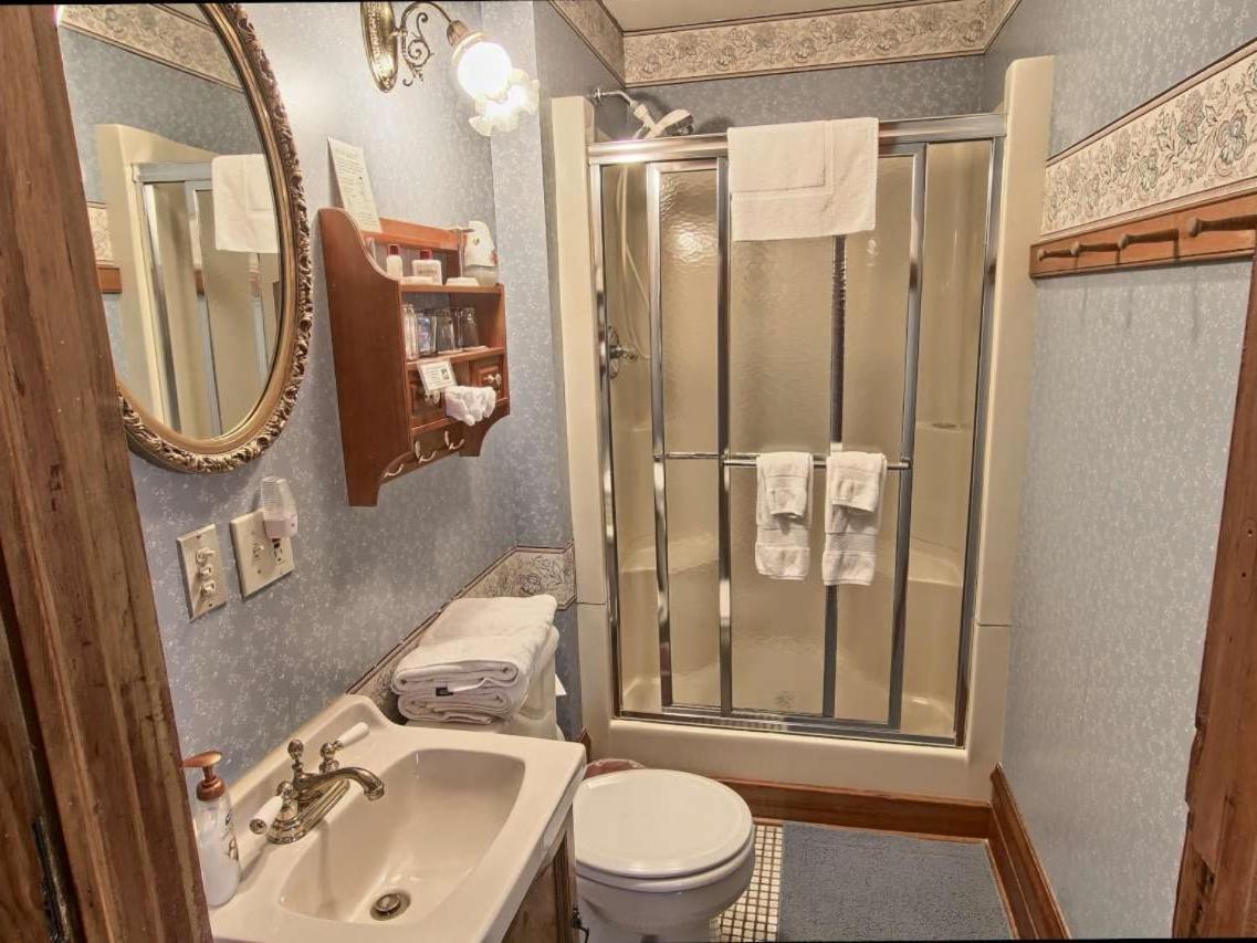 Bellaire Grand Victorian B&B Inn חדר תמונה